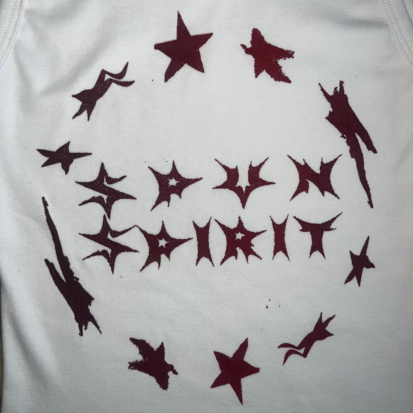 WARPED STARS CIRC TEXT CAMI : WHT